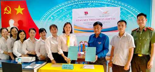 Huyện đoàn và Bưu điện huyện Tri Tôn phối hợp thực hiện chương trình thanh niên