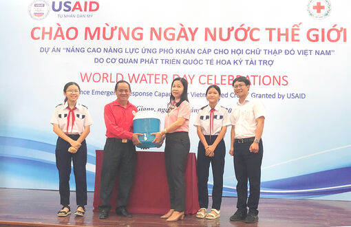 Hội Chữ thập đỏ tỉnh An Giang tặng 400 bình lọc nước cho 2 trường học
