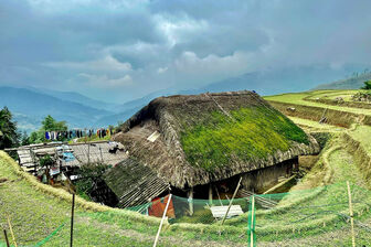 Những ngôi nhà 'phủ chăn' trên mái, giữ cho hè mát, đông ấm ở Hà Giang
