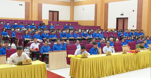 Lãnh đạo huyện Châu Phú đối thoại với đoàn viên, thanh niên