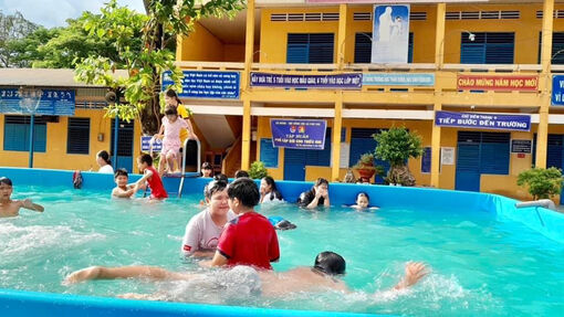 Quan tâm công tác phổ cập bơi cho trẻ em ở huyện Phú Tân
