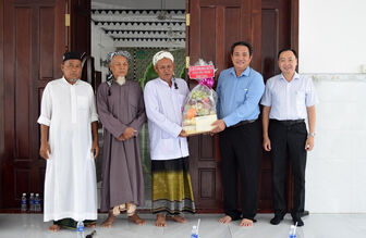 Lãnh đạo huyện Châu Thành thăm và chúc mừng Tháng Ramadan