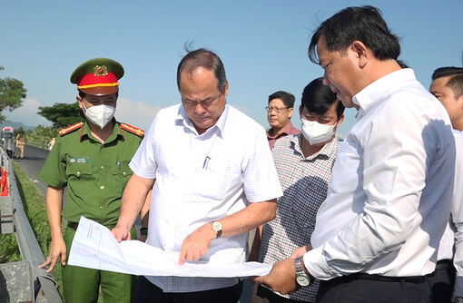 Chủ tịch UBND tỉnh Nguyễn Thanh Bình khảo sát địa điểm tổ chức Lễ khởi công Dự án thành phần 1 thuộc Dự án tuyến đường bộ cao tốc Châu Đốc - Cần Thơ - Sóc Trăng giai đoạn 1