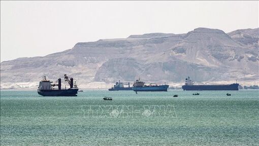 Tàu mắc cạn khiến kênh đào Suez ùn tắc