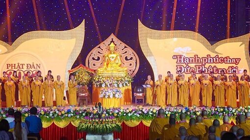 Hàng nghìn người dân tham dự Đại lễ Phật đản năm 2023 tại Ninh Bình