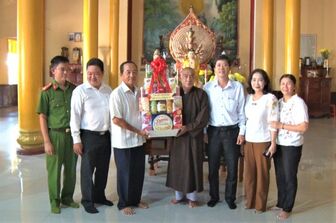 Thường trực Thành ủy, HĐND, UBND, UBMTTQVN TP. Châu Đốc thăm, chúc mừng Đại lễ Phật đản