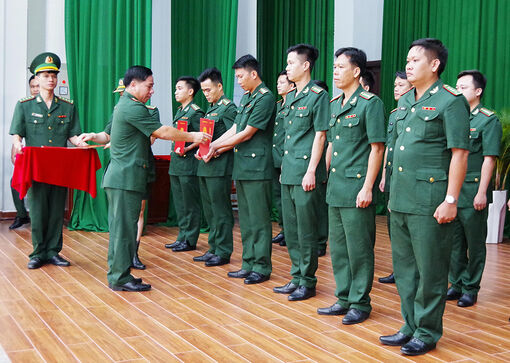 33 sĩ quan biên phòng An Giang được thăng quân hàm trước niên hạn