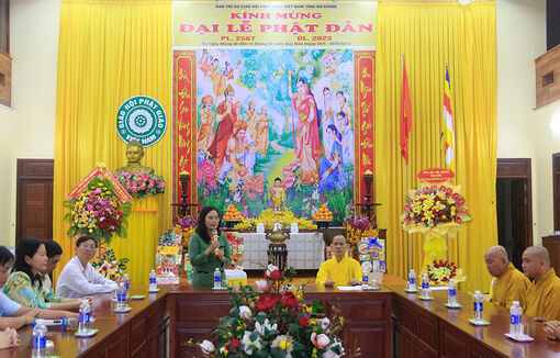 Bí thư Thành ủy, Chủ tịch UBND TP. Long Xuyên Đặng Thị Hoa Rây thăm, chúc mừng Đại lễ Phật đản Phật lịch 2567