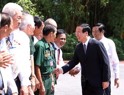 Chủ tịch nước Võ Văn Thưởng gặp mặt đại biểu người có công tỉnh Vĩnh Long