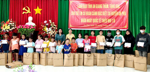 Phó Chủ tịch HĐND tỉnh An Giang Đinh Thị Việt Huỳnh tặng quà thiếu nhi huyện An Phú
