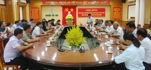 Huyện Mèo Vạc (tỉnh Hà Giang) đến học tập kinh nghiệm tại huyện Tri Tôn