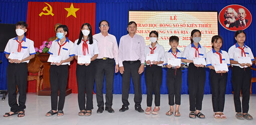 Trao 229 suất Học bổng xổ số kiến thiết An Giang và xổ số kiến thiết Bà Rịa – Vũng Tàu cho học sinh huyện Phú Tân