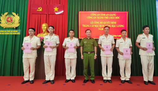 Công an TP. Châu Đốc trao quyết định thăng cấp bậc hàm, nâng bậc lương cho 48 cán bộ, chiến sĩ