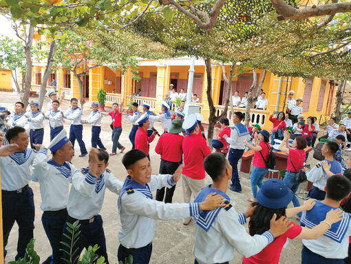 Hát giữa biển trời Tổ quốc