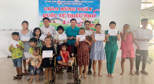 Quỹ Bảo trợ trẻ em Việt Nam tặng 200 phần quà cho trẻ em có hoàn cảnh đặc biệt tỉnh An Giang