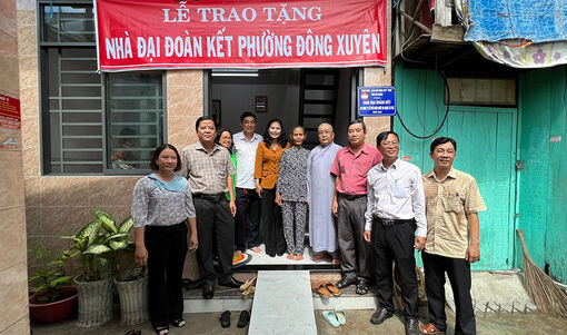 Trao nhà Đại đoàn kết cho hộ khó khăn về nhà ở phường Đông Xuyên