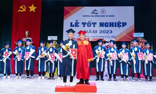 Trường Cao đẳng Nghề An Giang trao bằng tốt nghiệp cho trên 270 học sinh, sinh viên