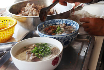 Lạ miệng bánh canh và bánh cam chung... mâm