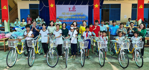 Tặng 162 phần quà cho học sinh khó khăn ở huyện Phú Tân