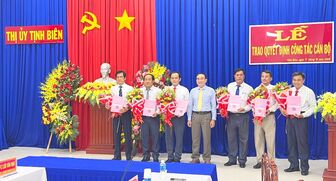 Ban Thường vụ Thị ủy Tịnh Biên trao quyết định công tác cán bộ