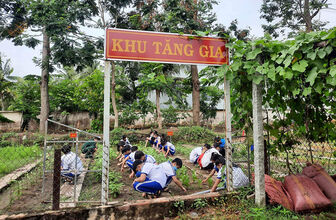 Học sinh Trường THCS Vĩnh Xương trải nghiệm thực tế tại Đồn Biên phòng Cửa khẩu quốc tế Vĩnh Xương