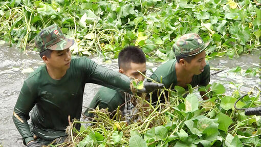 Hơn 100 cán bộ, chiến sĩ ra quân làm sạch môi trường