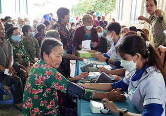 Công đoàn ngành y tế An Giang khám sức khỏe miễn phí và tặng quà cho 200 người dân có hoàn cảnh khó khăn tại xã An Bình