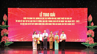Giữ mãi ngọn lửa nhiệt huyết, “bút sắc, lòng trong”