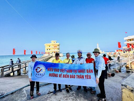 Hải trình đến với Trường Sa sâu lắng trong tim mỗi Kiều bào