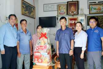 Bí thư Huyện ủy Châu Thành Lê Phước Dũng thăm, tặng quà các gia đình chính sách thị trấn An Châu