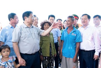 Thủ tướng Chính phủ Phạm Minh Chính khảo sát thực tế tình hình sạt lở tại TX. Tân Châu và xây dựng cầu Châu Đốc