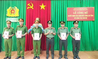 Công an huyện Châu Phú trao quyết định của Giám đốc Công an An Giang về công tác cán bộ