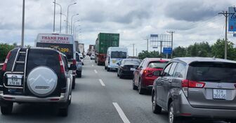 TP Hồ Chí Minh: Người dân trở về sau kỳ nghỉ lễ, các cửa ngõ bắt đầu đông xe