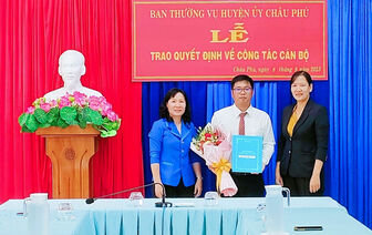 Trao quyết định Phó Chánh Văn phòng HĐND và UBND huyện Châu Phú