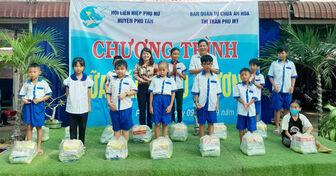 “Bữa sáng yêu thương” về với trẻ em vùng sâu huyện Phú Tân