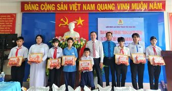 Liên đoàn Lao động TP. Châu Đốc trao Học bổng Tôn Đức Thắng và quà “Tiếp bước đến trường” cho học sinh khó khăn
