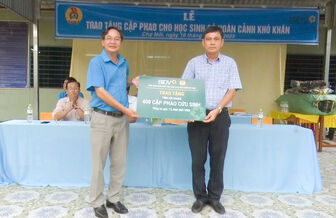 BIDV An Giang trao tặng 100 cặp phao cứu sinh cho học sinh huyện Chợ Mới
