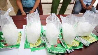 Giấu nửa yến ma túy trong vali quần áo gửi xe khách