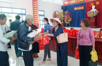 Hỗ trợ 100 phần quà cho hộ nghèo là đồng bào dân tộc thiểu số Khmer xã An Cư
