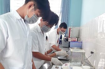 Sản xuất nhang thảo dược từ bã sả, sau quá trình chiết xuất tinh dầu