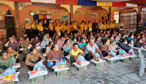 Thêm 450 bà con dân tộc thiểu số Khmer vùng khó khăn ở Tri Tôn được nhận quà