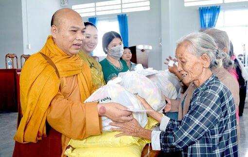 Tịnh thất Viên Lạc tặng hơn 100 phần quà cho hộ nghèo và khó khăn xã Vĩnh Hanh