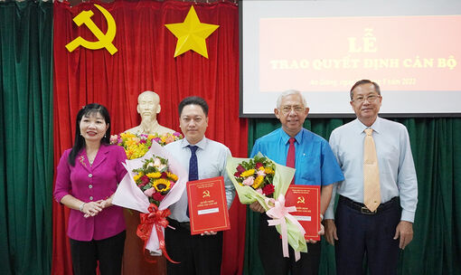 Ban Thường vụ Tỉnh ủy An Giang trao quyết định chức danh Bí thư Đảng đoàn Liên đoàn Lao động tỉnh