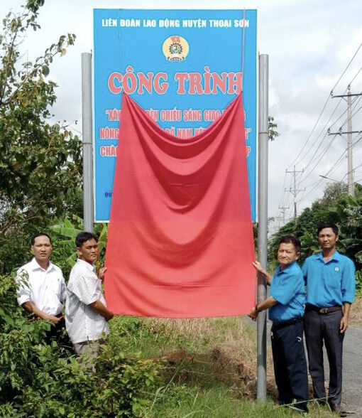 Liên đoàn Lao động huyện Thoại Sơn gắn biển công trình chào mừng Đại hội Công đoàn các cấp và Đại hội Công đoàn tỉnh An Giang
