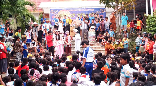 Mang Trung thu đến trẻ em đồng bào dân tộc thiểu số Khmer xã An Cư