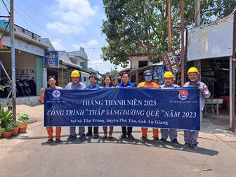 Điện lực Phú Tân thực hiện chương trình “thắp sáng đường quê” năm 2023