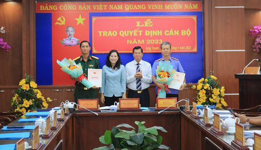 Ban Thường vụ Thành ủy Long Xuyên trao quyết định công tác cán bộ