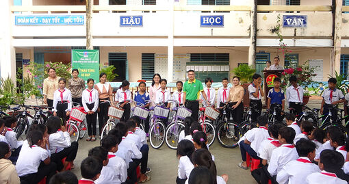 Thêm 30 chiếc xe đạp cho học sinh thiểu số Khmer huyện Tri Tôn