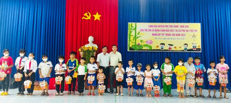 89 suất học bổng trao cho học sinh hoàn cảnh khó khăn huyện Châu Phú