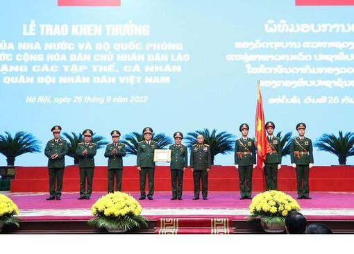 Nhà nước và Bộ Quốc phòng Lào trao Huân chương tặng 19 tập thể, 49 cá nhân QĐND Việt Nam